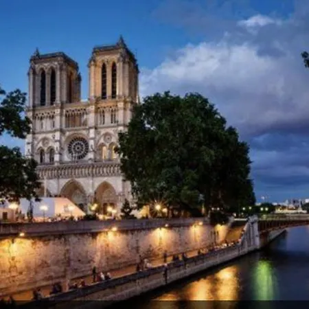 Private Guest And Bath Steps From Notre Dame